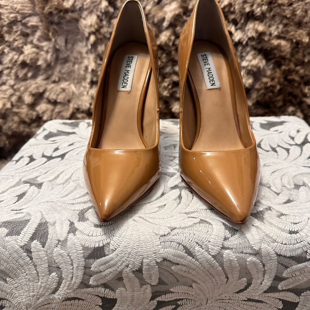 Gently used Steve Madden brown patent pumps